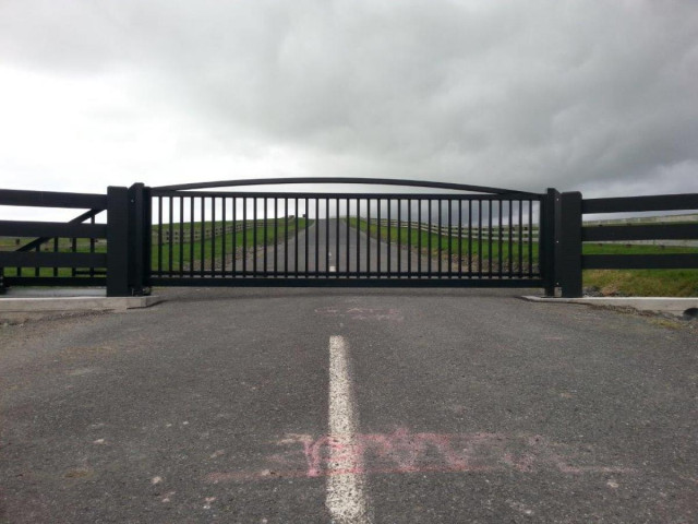 Automated cantilever gate - Painted finish 1