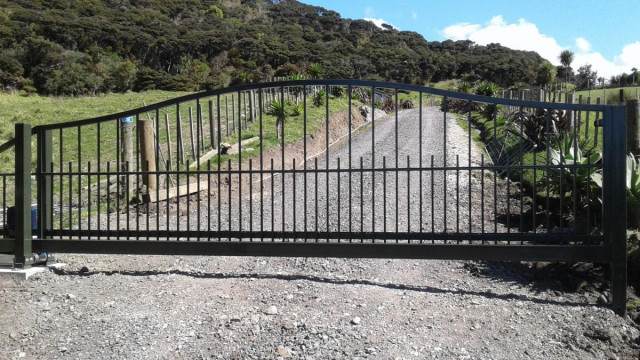 Automated cantilever gate - Painted finish