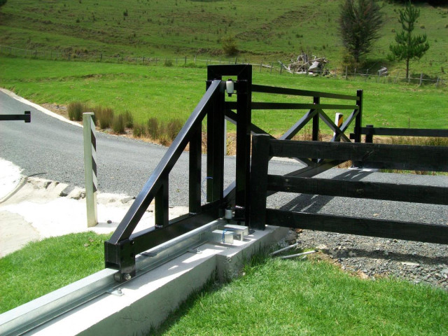 Automated cantilevered gate - Painted finish