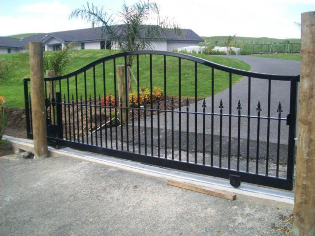 Automated sliding gate with speartops - Painted finish