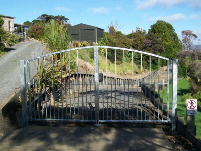 Galvanised gate with mechanical keypad lock