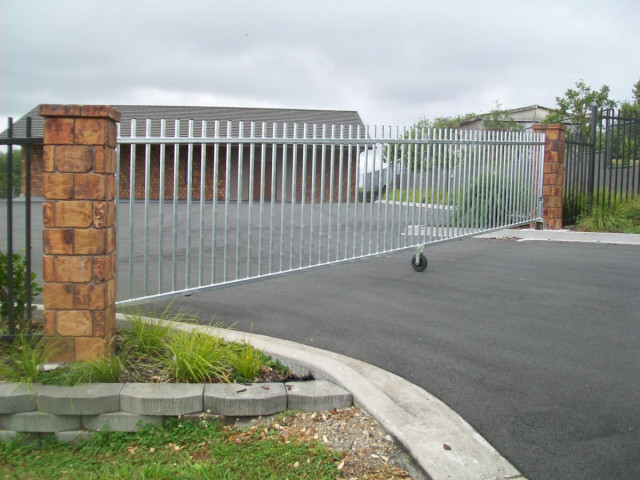 Large swinging manual gate with support wheel - Galvanised finish