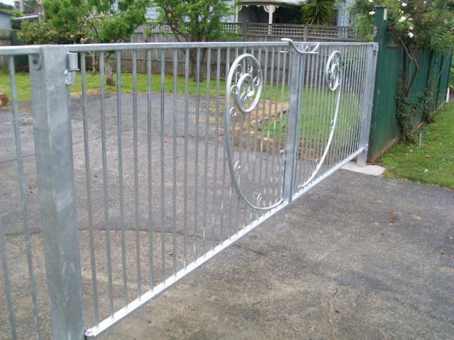 Manual gate with a floral pattern - Galvanised finish