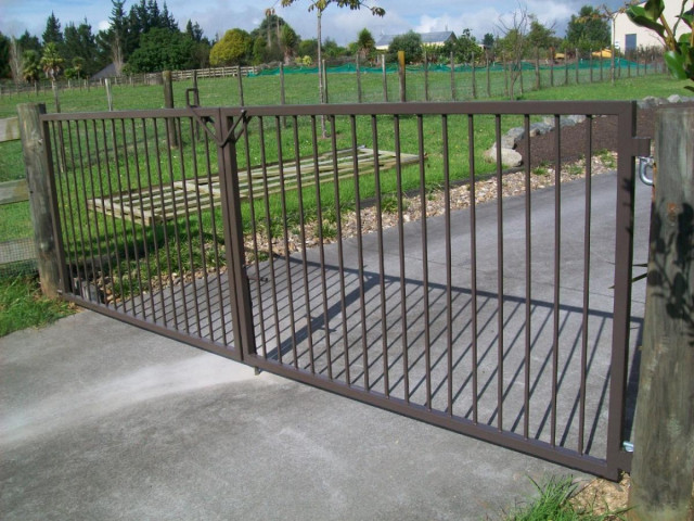 Manual swing gates on timber posts - Painted finish