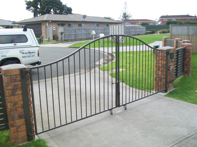 Manual swinging gates, painted