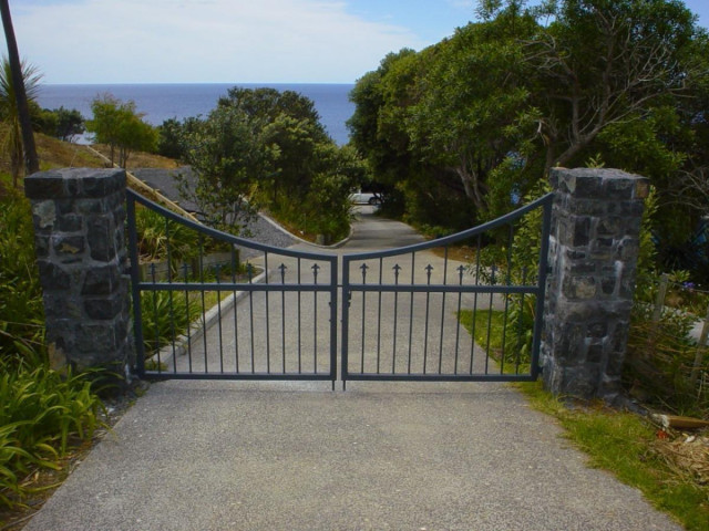 Manual swinging gates with speartops - Painted finish