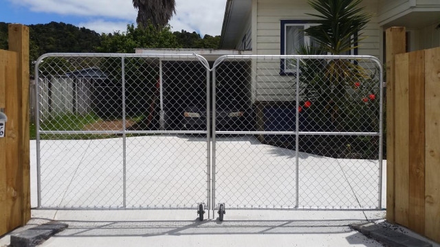 Security gate - Pipe and Mesh